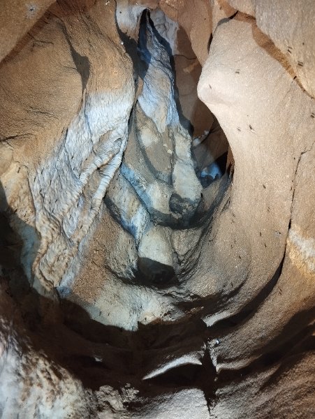 Cheminée dans la grotte
Cheminée de 7,5 m.
Fichier manquant